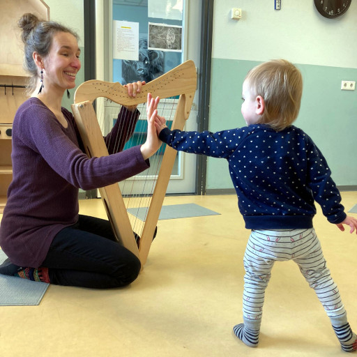 Muziek op Schoot met harp op kinderdagverblijf
